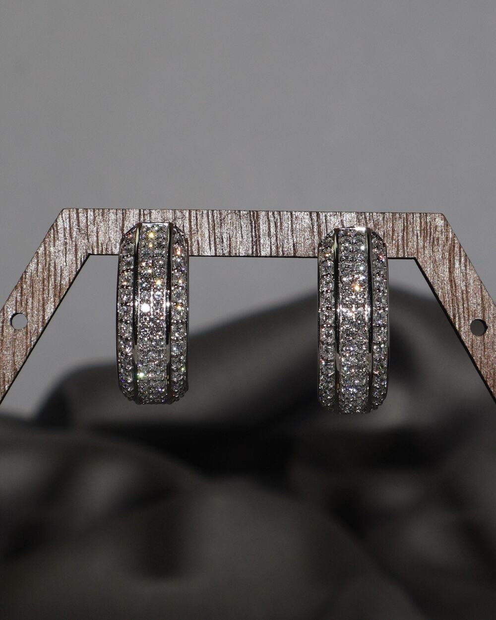 18k White Gold Diamond Post Earrings 8.38G/0.9in/2.52tcw